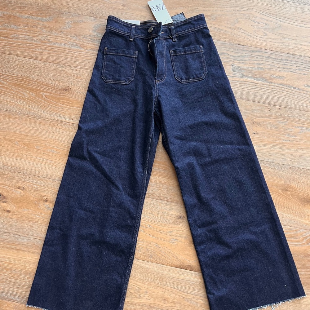 Brand New. ZARA Patch Pocket jeans in Rinse.High waisted.Wideleg.Raw Hem.